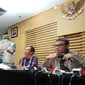 Johan Budi (kanan) menyimak pertanyaan wartawan saat menggelar konferensi pers terkait Operasi Tangkap Tangan (OTT) anggota DPR RI dari Partai Hanura, Dewie Yasin Limpo di Gedung KPK, Jakarta, Rabu (21/10/2015). (Liputan6.com/Helmi Afandi)