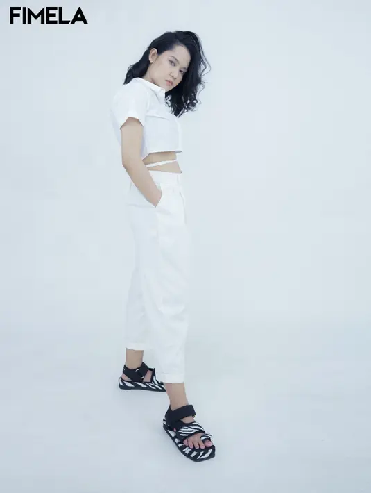 Sedangkan celananya juga memiliki nuansa semi formal yang sama. Celana 7/8 dari COTTONINK ini juga cocok dikenakan untuk menyempurnakan tampilan formal, maupun kasual. Foto: Document/FIMELA.