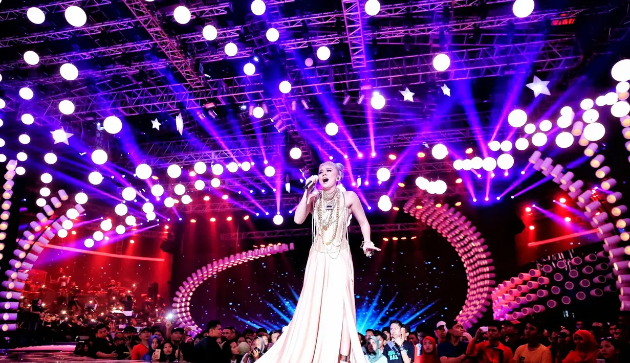 Pada malam puncak HUT SCTV ke-26, Agnez Mo juga tampil dengan beberapa kali berganti pakaian. Dari mulai celana unik hingga gaun menggunakan gaun berwarna gold. (Adrian Putra/Bintang.com)