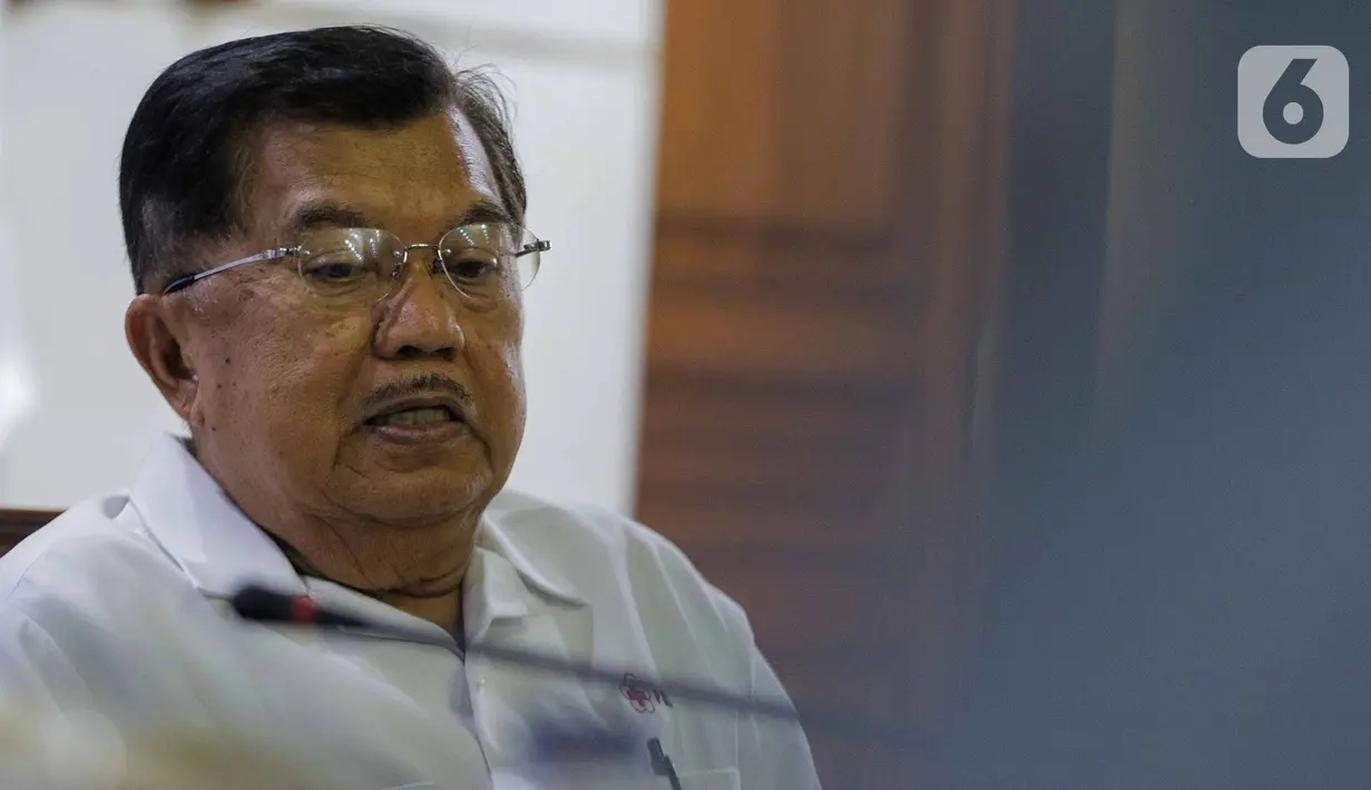 Ketua Umum PMI, Jusuf Kalla memberikan keterangan usai tanda tangan simbolis sejuta masker untuk tangkal Virus Corona COVID-19 di Jakarta, Selasa (25/2/2020). Gerakan pengadaan satu juta boks masker dan sabun antiseptik untuk persiapan apabila virus masuk ke Indonesia. (Liputan6.com/Faizal Fanani)