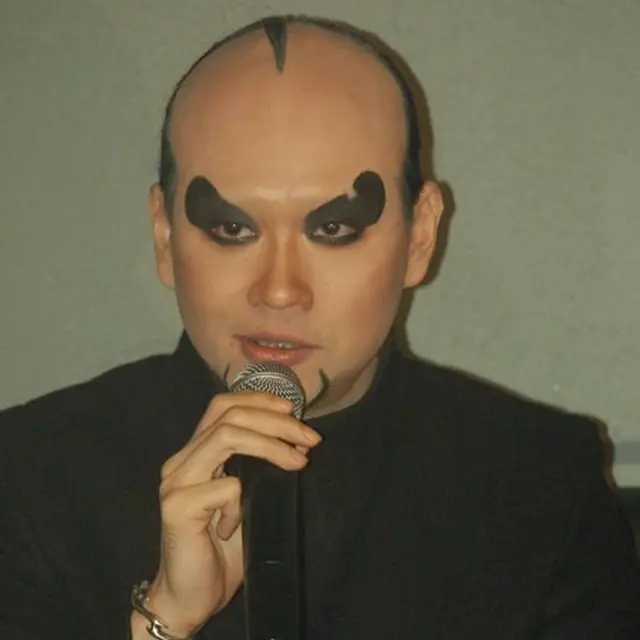 6 Potret Deddy Corbuzier di Awal Karier, Gaya Penampilan Lawasnya Ikonik