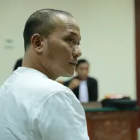 Penyanyi 46 tahun itu menghadiri sidang dengan mengenakan baju putih dengan celana jean. Ia tampak tengang tanpa senyum menjelan menjalani sidang perdananya. (Adrian Putra/Bintang.com)