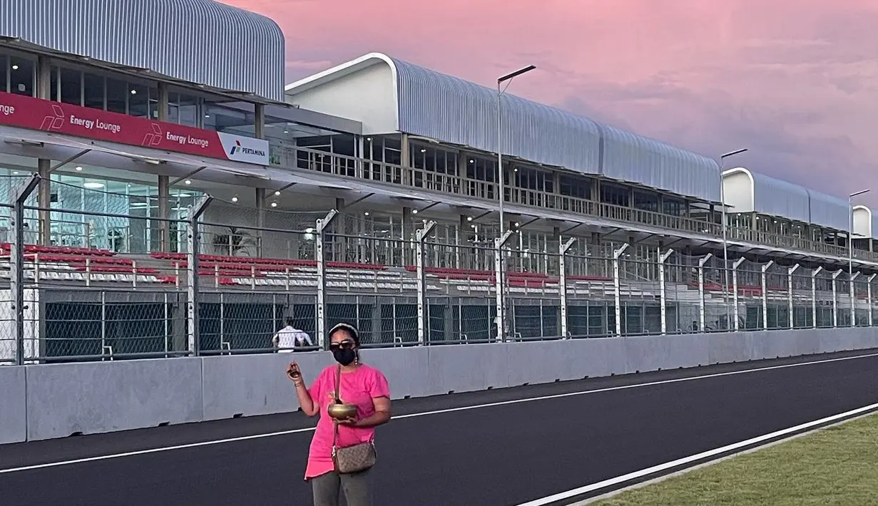 Tak hanya menghalau hujan, namun Rara juga bertugas untuk mendatangkan hujan. (Foto: Facebook/ Cahaya Tarot)