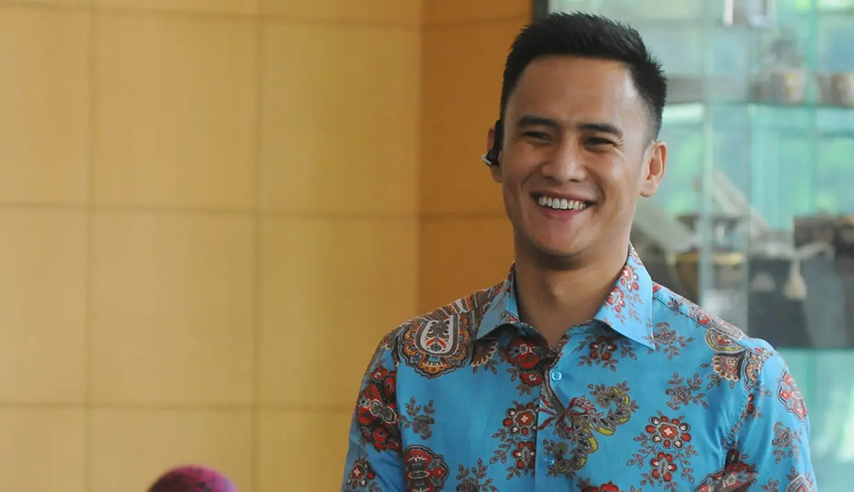 Pembawa acara Choky Sitohang menyambangi KPK, Jakarta, Kamis, (19/3/2015). Choky menjenguk temannya yang ditahan terkait kasus dugaan suap pengadaan zat tambahan bahan bakar Tetraethyl Lead (TEL) Pertamina 2004-2005. (Liputan6.com/Herman Zakharia)