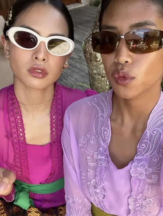 Maudy pun memoles wajahnya dengan riasan bernuansa pink terlihat dari lipstik glossy yang ia ke akan serasi dengan warna kebayanya. [@illumelati]
