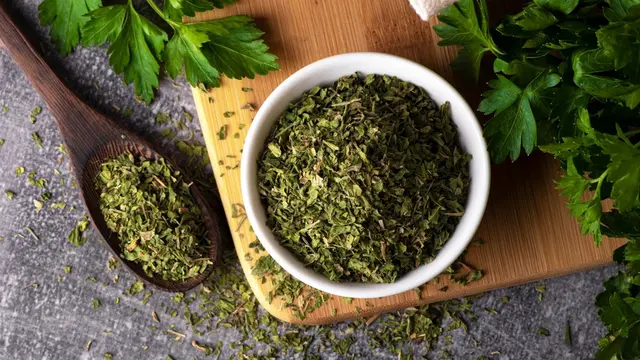 Daun Peterseli Kering