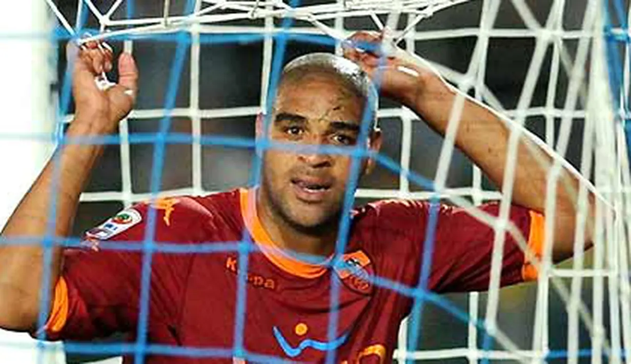 Ekspresi striker AS Roma Adriano ketika berhadapan dengan Brescia pada partai Serie A di Stadio Mario Rigamonti, 22 September 2010. AFP PHOTO/ALBERTO PIZZOLI