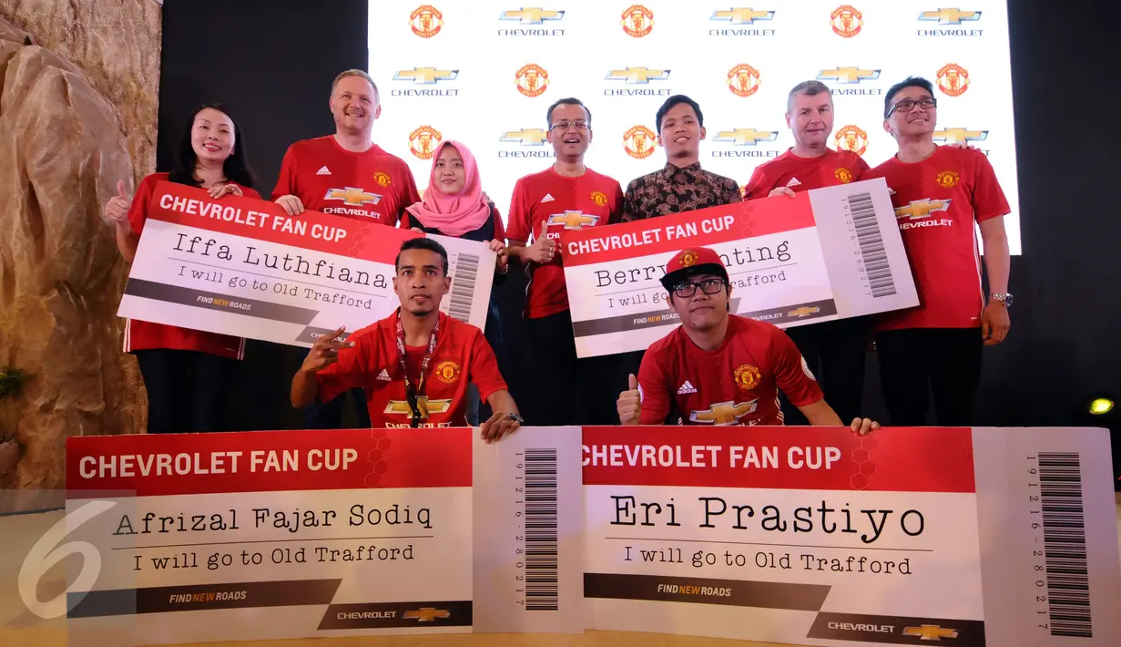 Legenda Manchester United David May (kedua kiri) dan Denis Irwin (kedua kanan) berfoto bersama pemenang Chevrolet Fan Club 2017 di Jakarta, Jumat (17/3). Empat pemenang berhak hadiah perjalanan ke Stadion Old Trafford. (Liputan6.com/Helmi Fithriansyah)