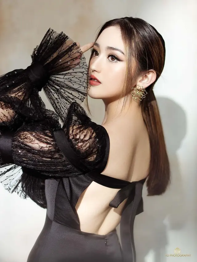 7 Pemotretan Terbaru Ranty Maria dengan Gaun Backless Ini Bikin Pangling