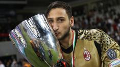 Gianluigi Donnarumma berhasil meraih gelar perdana dalam kariernya dengan mengantar AC Milan meraih Piala Super Italia 2016 pada Sabtu (24/12/2016). Kiper berusia 17 tahun ini membawa Rossoneri menang adu penalti 4-3 atas Juve. (AFP/Karim Jaafar)