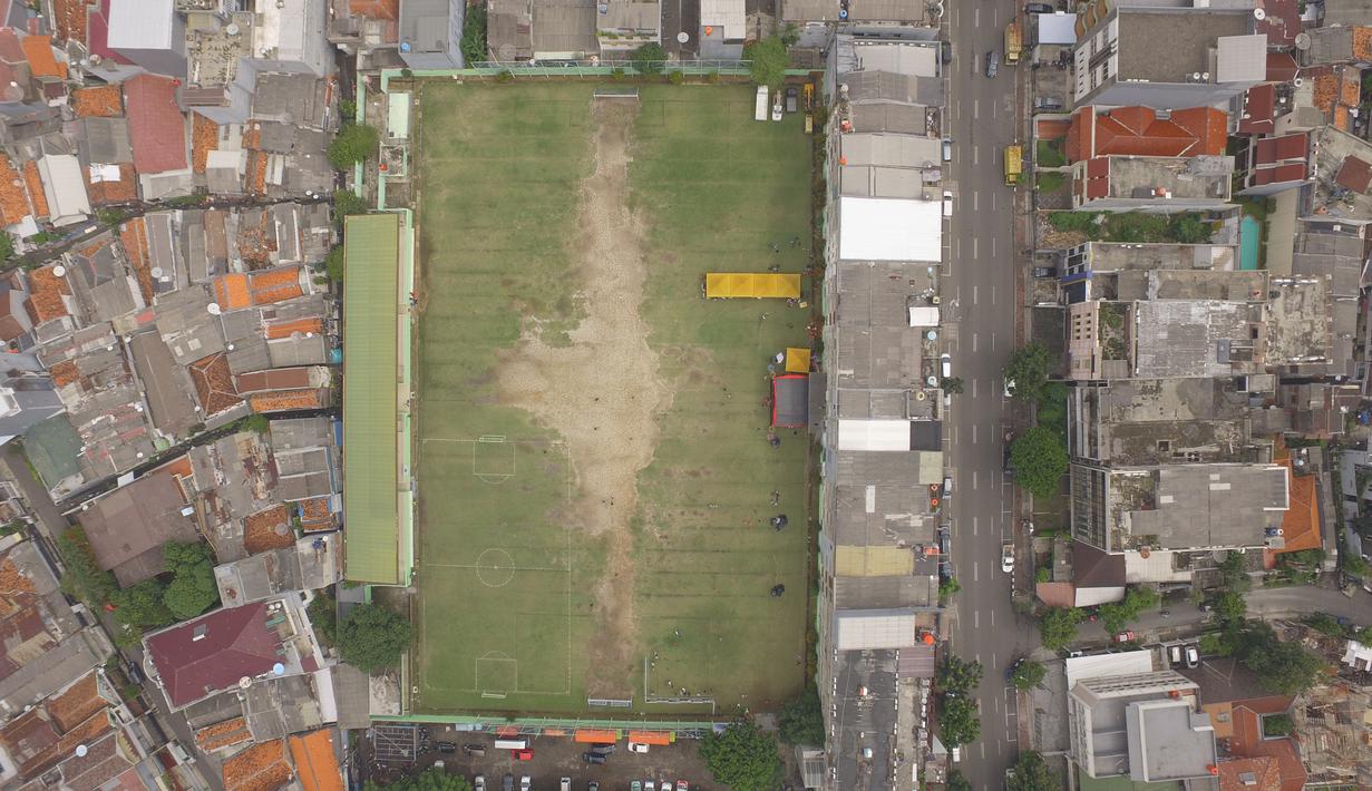 Suasana Stadion VIJ Petojo M.H Thamrin yang terletak di Jakarta, Minggu (17/2). Stadion dengan kapasitas 500 penonton ini merupakan cikal bakal dari kandang Persija Jakarta. (Bola.com/Muhammad Husni)