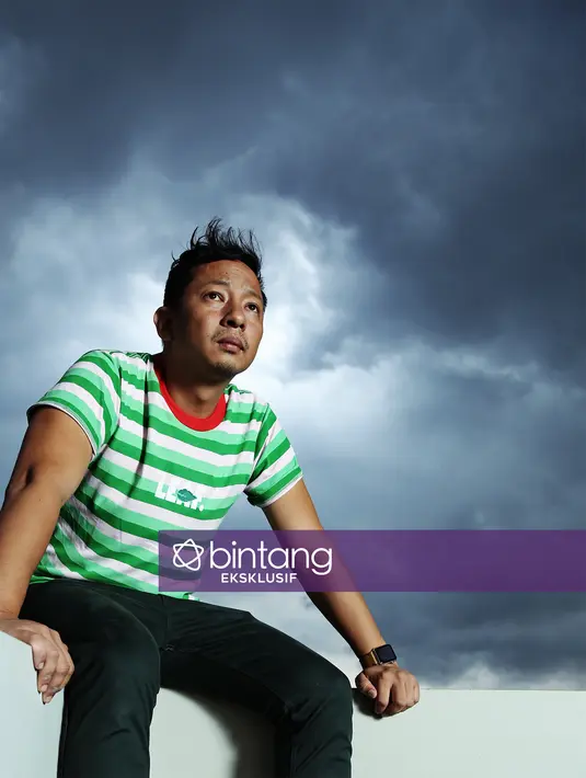 Dalam film Satu Hari Nanti, Ringgo Agus Rahman berperan sebagai Din, seorang Tour Guide yang mengusai lima bahasa. (Bambang E. Ros/Bintang.com)