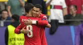 Timnas Portugal dipastikan melaju ke babak 16 besar Euro 2024 usai mencatatkan kemenangan keduanya di Grup F dengan membungkam Turki 3-0 di Westfalenstadion, Dortmund, Jerman, Sabtu (22/6/2024) sore WIB.  Tiga gol juara Euro 2016 itu dicetak Bernardo Silva (21'), Samet Akaydin sendiri (26'), dan Bruno Fernandes (56').  Meski tak mencetak gol, megabintang Cristiano Ronaldo kembali memberikan assist untuk gol Bruno Fernandes pada laga tersebut.  Hingga berakhirnya matchday kedua, Portugal menjadi peserta ketiga yang dipastikan melaju ke babak 16 besar setelah Jerman dan Spanyol.  (Foto AP/Darko Vojinovic)
