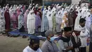 Umat muslim melaksanakan salat Idul Adha 1442 H berjemaah di Kali Baru, Cilincing, Jakarta, Selasa (20/7/2021). Salat tetap dilaksanakan saat pemberlakuan pembatasan kegiatan masyarakat (PPKM) Darurat untuk mencegah penularan COVID-19. (Liputan6.com/Johan Tallo)