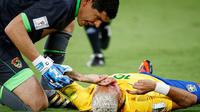 Striker timnas Brasil, Neymar (kiri) mendapat pertolongan kiper Bolivia, Carlos Lampe, usai mendapat cedera pada laga lanjutan Kualifikasi Piala Dunia 2018 zona Amerika Selatan, di Dunas Arena, Jumat (7/10/2016) pagi WIB. Brasil unggul 5-0.  (Reuters/Rica