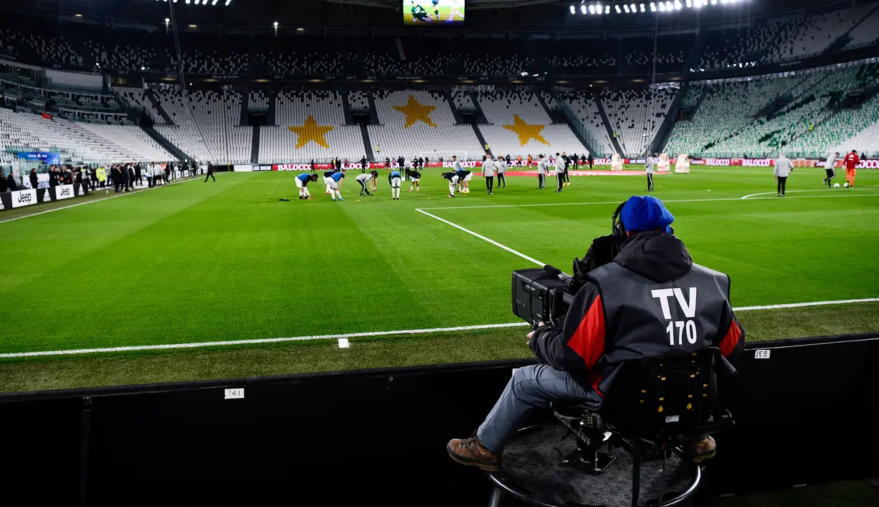 Para pemain berlatih sebelum laga Serie A antara Inter Milan dan Juventus di Allianz Stadium, Turin, Italia, Minggu (8/3/2020). Pertandingan yang dimenangkan Juventus 2-0 itu digelar tanpa penonton akibat kekhawatiran akan penyebaran virus corona (COVID-19). (Marco Alpozzi/LaPresse via AP)