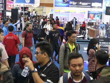 Pengunjung melihat pameran Indocomtech 2018, Jakarta, Rabu (31/10). Indocomtech 2018 diikuti 250 eksibitor, dari bidang telekomunikasi, komputer, software, games, smartphone, elektronik, dan aksesori yang ada di Indonesia. (Liputan6.com/Angga Yuniar)