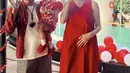 Nadine Chandrawinata tampil dengan dress merah sepatu putih, serasi dengan Dimas Anggara dan si kecil. [Instagram/@nadinelist]