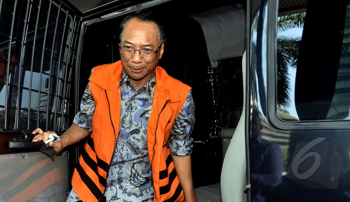 Mantan Menteri Energi Sumber Daya Mineral (ESDM) Jero Wacik saat tiba di Gedung KPK, Jakarta, Selasa (12/5/2015). Jero diperiksa untuk kasus pemerasan saat ia menjabat sebagai Menteri ESDM. (Liputan6.com/Helmi Afandi) 