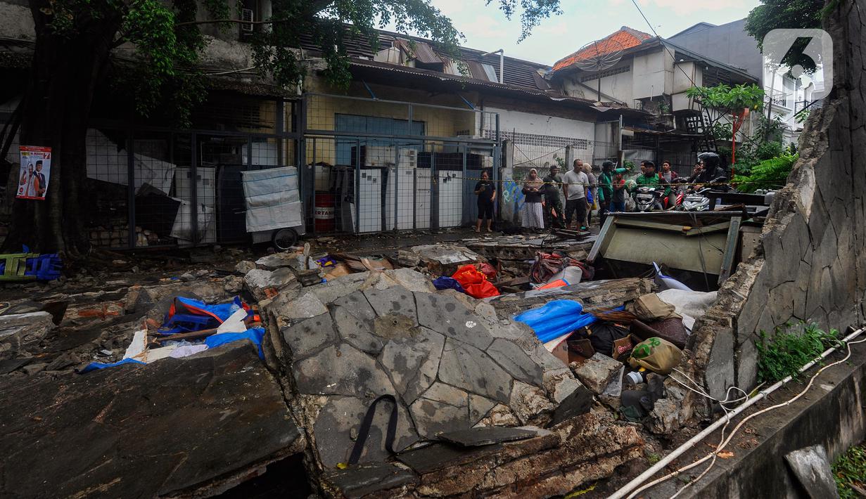 "Korban empat orang, meninggal dunia tiga orang," kata Kepala Suku Dinas Penanggulangan Kebakaran dan Penyelamatan (Gulkarmat) Jakarta Selatan, Syamsul Huda dalam keteranganya. (merdeka.com/Arie Basuki)