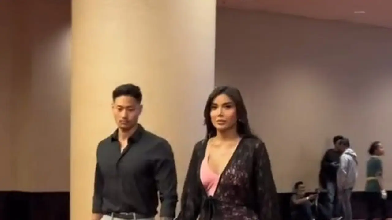 6 Potret Millen Cyrus Gandeng Pria ke Ulang Tahun Ameena, Diduga Pacar Baru