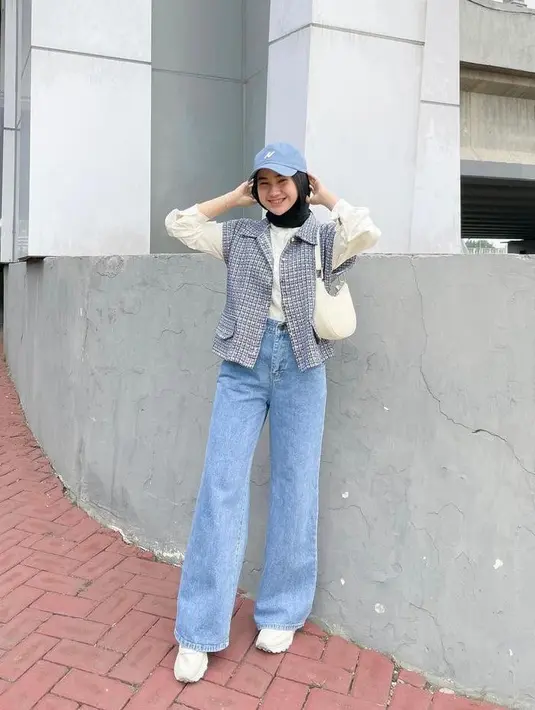 Padu padan kemeja dengan vest dan celana kulot bikin OOTD ke pantai-mu terlihat stylish. (Instagram/inikiranaaa___).