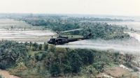 Helikopter militer AS menyemprotkan Agent Orange pada Perang Vietnam (US Army / Wikimedia / Creative Commons)