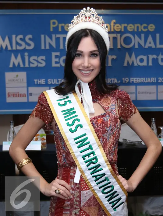Miss Internasional 2015, Edymar Martinez Berpose usai jumpa pres di Jakarta, Jumat (19/2). Ini pertama kalinya Edymar Martinez mengunjungi Indonesia. (Liputan6.com/Herman Zakharia)
