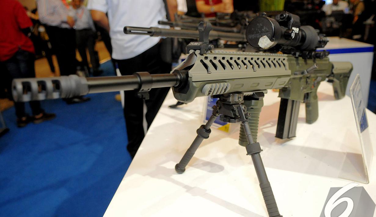  Senjata laras panjang dipamerkan saat Indo Defence 2014 berlangsung di JIExpo, Jakarta, Kamis (6/11/2014) (Liputan6.com/Faisal R Syam)