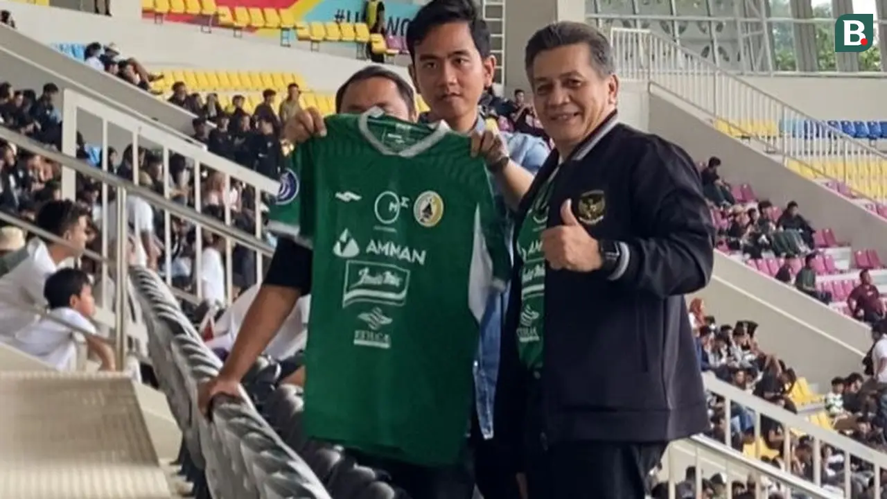 Foto Wali Kota Solo, Gibran Rakabuming Raka, saat ikut menyaksikan pertandingan PSS Sleman di Stadion Manahan