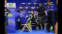Valentino Rossi berdiskusi dengan kru tim Movistar Yamaha dalam tes pramusim MotoGP hari pertama di Sirkuit Losail, Qatar, Rabu (2/3/2016) waktu setempat. (Bola.com/Twitter)