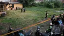 Suasana di sekitar lokasi ledakan di kawasan Tanah Abang, Jakarta Pusat, Rabu (8/4/2015). Tampak lokasi telah dibatasi oleh garis polisi. Akibat dari ledakan ini empat orang dikabarkan terluka. (Liputan6.com/Johan Tallo)
