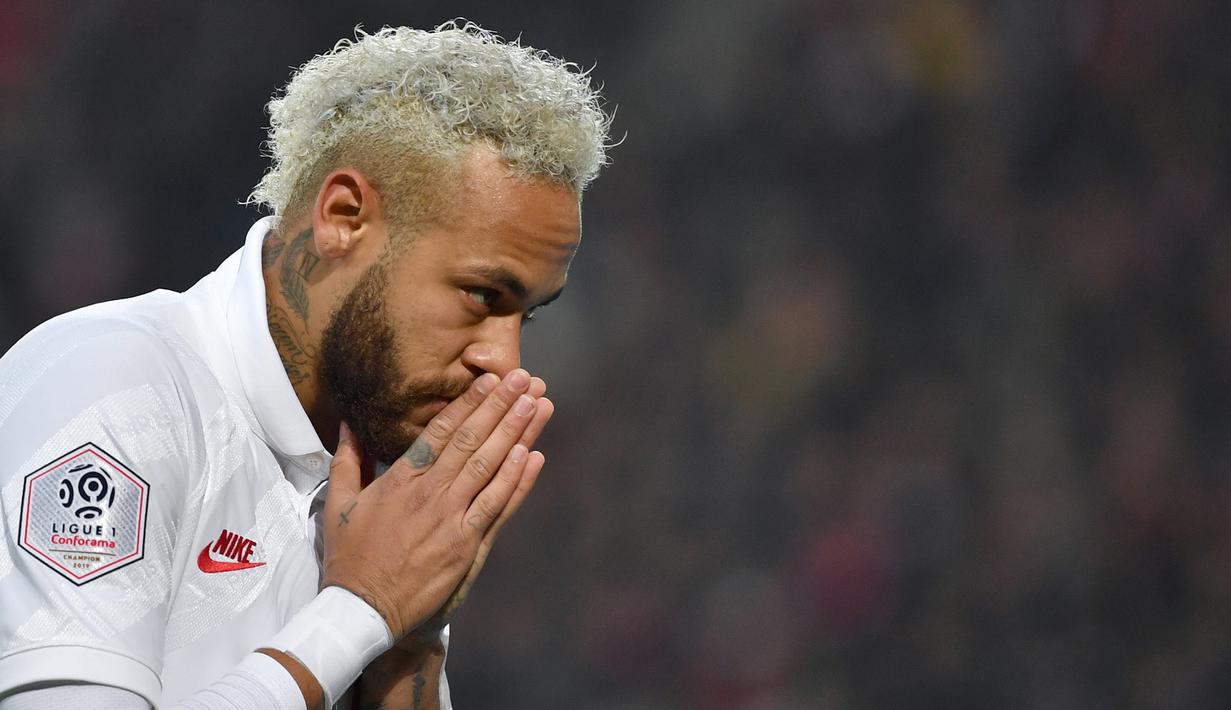 Striker Paris Saint Germain, Neymar, memberi penghormatan untuk Kobe Bryant usai mencetak gol pada laga Ligue 1 di Stadion Pierre-Mauroy, Prancis, Minggu (26/1). Akibat kecelakaan helikopter, legenda NBA itu wafat bersama sang putri. (AFP/Denis Charlet)