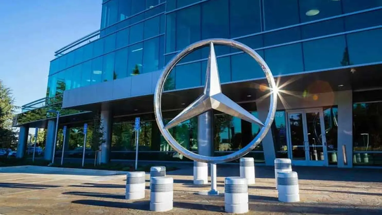 Daimler akan lepas 25 diler di Inggris dan Eropa untuk menutupi keuangannya