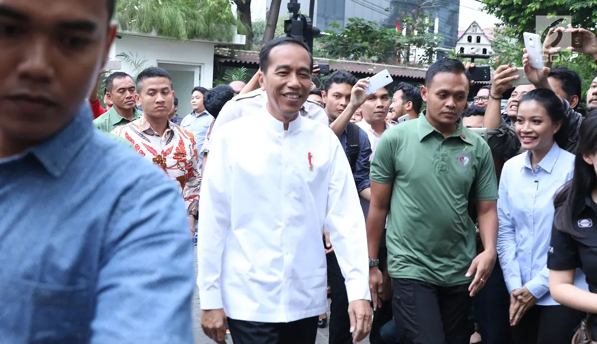 Presiden RI, Joko Widodo jelang melakukan pertemuan dengan pimpinan partai politik pendukung di Pilpres 2019, Jakarta, Kamis (9/8). Pertemuan membahas koalisi jelang pendaftaran bakal Capres/Cawapres Pilpres 2019. (Liputan6.com/Helmi Fithriansyah)