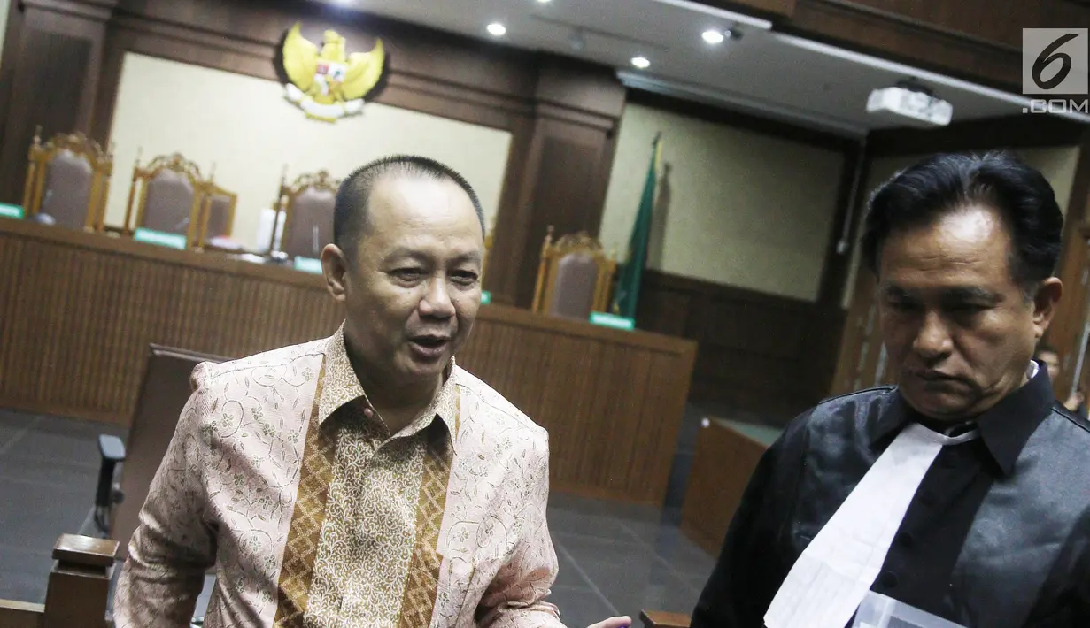 Terdakwa kasus penerbitan Surat Keterangan Lunas (SKL) BLBI Syafruddin Arsyad Temenggung usai menjalani sidang lanjutan di Pengadilan Tipikor Jakarta, Kamis (23/8). (Liputan6.com/Herman Zakharia)