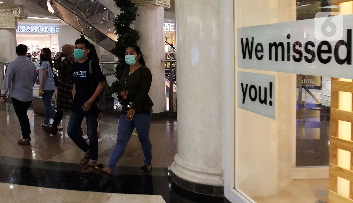 Pengunjung mengenakan masker saat berada di salah satu mal di Jakarta, Senin (16/6/2020). Di tengah pandemi virus corona COVID-19, warga diminta menerapkan protokol kesehatan yang berlaku. (Liputan6.com/Johan Tallo)