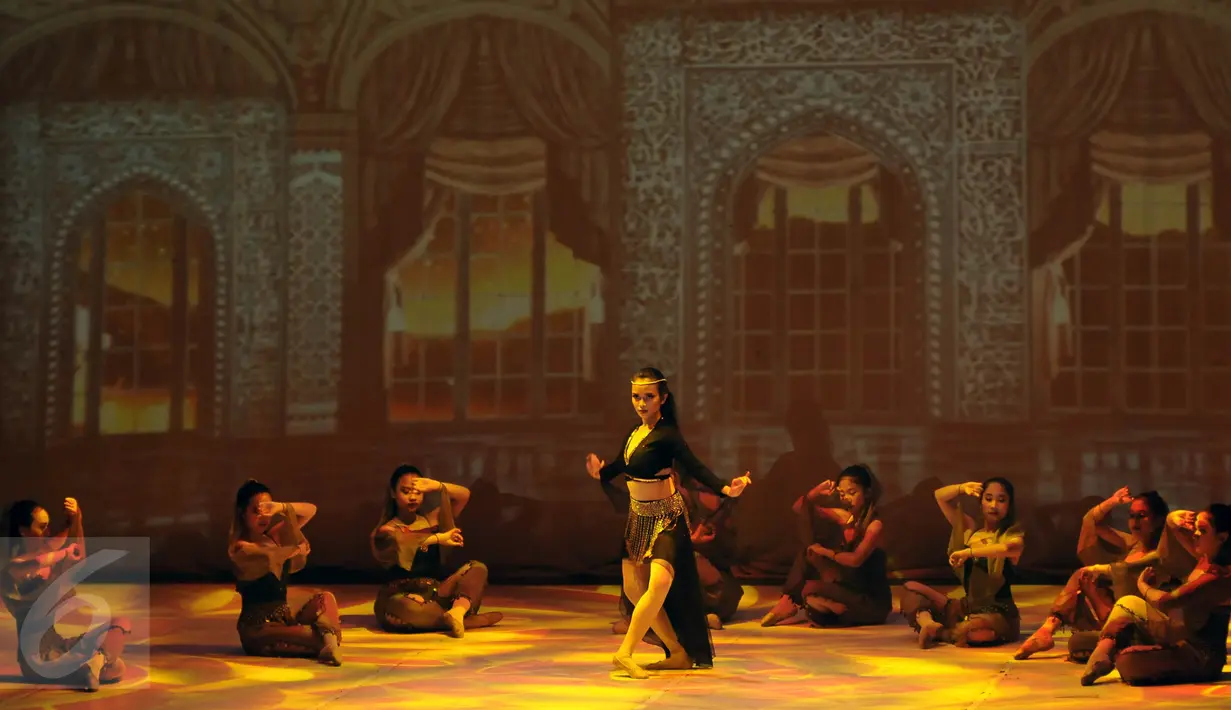 Penari Balet dari "Ballet Sumber Cipta" mementaskan pergelaran tari bertajuk "The Nutcraker in Jazz" di Graha Bakti Budaya, Jakarta, (19/12). Acara ini di pentaskan untuk umum dari tanggal 19 sampai 20 desember 2015.(Liputan6.com/JohanTallo)