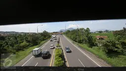 Sejumlah kendaraan melintasi Tol Cileunyi, Jawa Barat, Sabtu (2/7). Banyaknya kendaraan yang memilih Tol Cipali sebagai jalur utama, membuat kondisi Tol Cileunyi sepi dari pemudik. (Liputan6.com/Immanuel Antonius)
