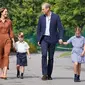 Kate Middleton dan Pangeran William mengantarkan ketiga anak mereka ke sekolah baru yang terletak di Berkshire, Inggris. (dok. Jonathan Brady / POOL / AFP)