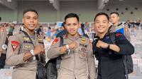 Setahun Usai Bebas karena Kasus Ferdy Sambo, Richard Eliezer (tengah) Kembali Berseragam Polisi. foto: (dok.Instagram @richardeliezer09/https://www.instagram.com/p/C_kZ0nEv0pV/Henry)