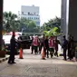 Kejagung menyerahkan 10 tersangka kasus korupsi timah dan sejumlah barang bukti ke Kejari Jakarta Selatan, Kamis (13/6/2024). (Liputan6.com/Ady Anugrahadi).