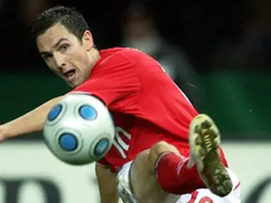 England's Stewart Downing shoots during their Germany vs England football friendly match at the Olympic stadium in Berlin on November 19, 2008. England won 1-2. AFP PHOTO/RONNY HARTMANN 
