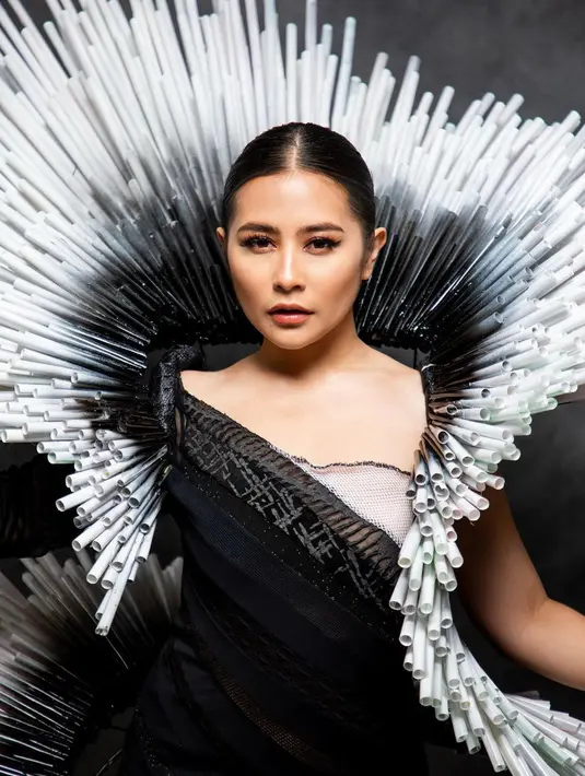 <p>Prilly Latuconsina akan bergabung dengan Jember Fashion Carnaval untuk pertama kalinya. Berita ini diketahui dari potret dramatis dirinya dibalut kostum dari sedotan yang dibagikan di akun Instagram pribadinya. [Foto: Instagram/prillylatuconsina96]</p>