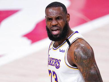 Pebasket Los Angeles Lakers, LeBron James, melakukan selebrasi saat melawan Houston Rockets pada gim kelima semifinal wilayah barat, Minggu (13/9/2020). Lakers menang dengan skor 119-96. (AP Photo/Mark J. Terrill)