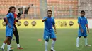 Kapten Timnas Indonesia, Firman Utina (tengah) masuk dalam skuad yang persiapkan menghadapi Park Ji Sung and Friends di stadion GBK Jakarta, (1/6/2014). (Liputan6.com/Helmi Fithriansyah)