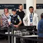 Petugas keamanan memperketat keamanan bandara di Sydney pada 31 Juli 2017 (WILLIAM WEST / AFP)