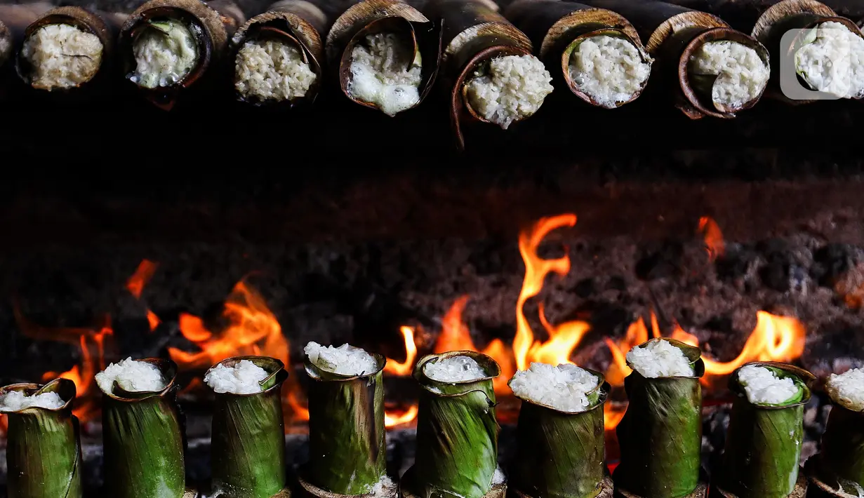 Harga jual lemang di kawasan Kwitang, sangat bervariasi tergantung besar dan kecilnya. (Liputan6.com/Herman Zakharia)