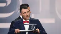 Pemain sepak bola amputasi, Marcin Oleksy berhasil memenangkan Puskas Award 2022. (FRANCK FIFE / AFP)