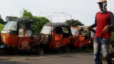 Sejumlah bangkai bajaj oranye tergeletak di kawasan Roxy, Jakarta Barat, Selasa (27/2). Seiring berkembangnya teknologi dan kebutuhan transportasi yang murah dan cepat, kini bajaj oranye sudah tak lagi digunakan. (Liputan6.com/JohanTallo)